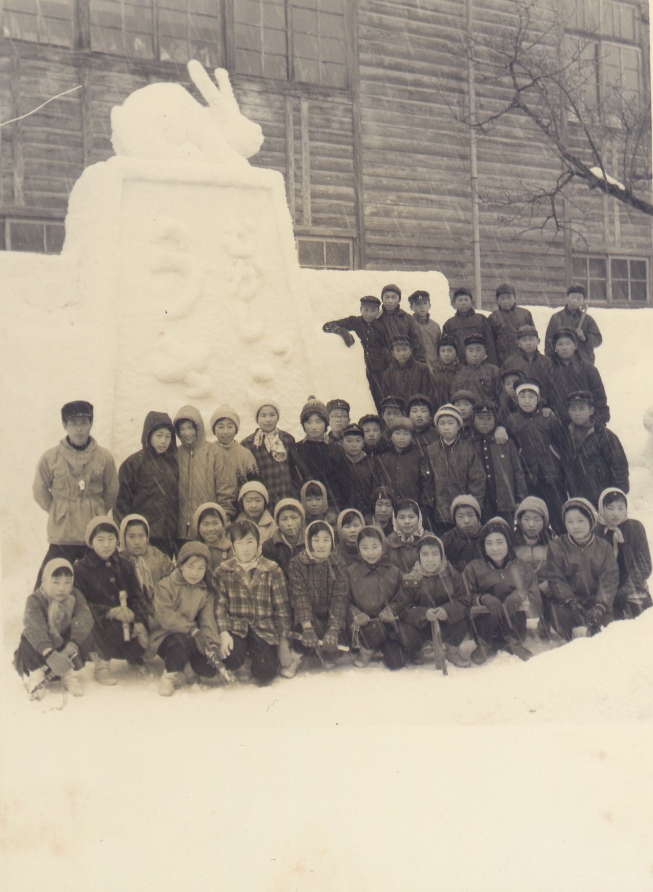 昔は小学校でも大きな雪の芸術を作っていたんだ。